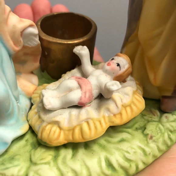 Nativity Ceramic Advent Wreath - Picture 11 of 12